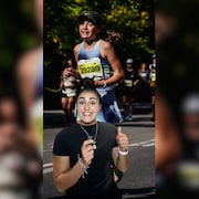 Oph&eacute;lia pointe vers la jeune Nalya qui court.