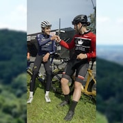 Nickolas et Ilrick, accot&eacute;s sur leur v&eacute;lo, sourient.