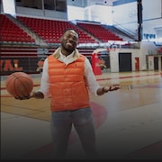 Photo de Xavier Jourson et Dominique Soucy tenant un ballon dans un gymnase.