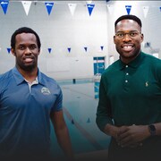 Photo de Xavier Jourson et d'Ousseynou Mbaye debout devant une piscine.