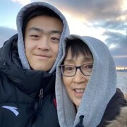 Yankun Zhao et sa mère Xuili Wang près de l'océan avec des capuchons pour se cacher du froid.