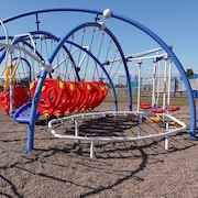 Une structure de jeu dans un parc.