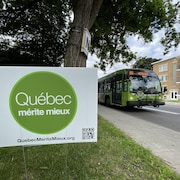 Affiche du groupe citoyen Québec mérite mieux le long du boulevard René-Lévesque (Photo d'archives)