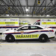 Plusieurs véhicules du Service paramédic d'Ottawa.