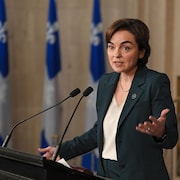 Photo d'une femme en costume.