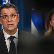 Ils sont côte à côte.