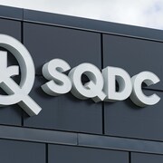 Le sigle SQDC en façade d'une succursale.