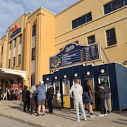 Des personnes font la queue devant une billetterie à l’entrée du stade Canac l'été.