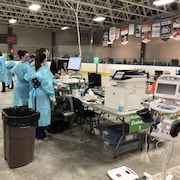 Un groupe d'infirmières devant des ordinateurs.