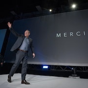 Fran&ccedil;ois Legault salue la foule.