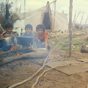 Quatre enfants devant une tente près de Pakuashipi.