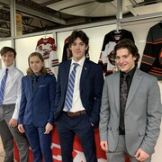 Joueurs de hockey, adolescents, avec cravate posant devant la caméra.