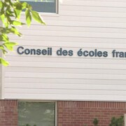 La façade du Conseil des écoles fransaskois à Saskatoon en été.