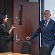 Denis Gallant entre dans une pièce.