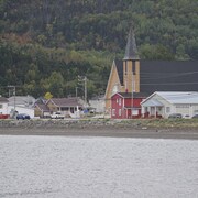 La plage donne sur le cœur du village de Saint-Maxime-du-Mont-Louis.