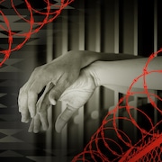 Une illustration de barbelés devant des bras d'une prisonnière passés entre les barreaux d'une cellule.