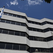 Vue en contreplongée d’un édifice gouvernemental en été.