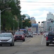Des automobiles roulent sur une rue du centre-ville d'Edmonton, en Alberta. 