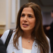 La ministre de l'Enseignement supérieur, Pascale Déry dans un couloir de l'Assemblée nationale à Québec.