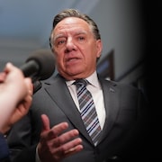 François Legault parle dans un micro.
