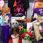 Des objets en mémoire de Joyce Echaquan sont posés sur un meuble dans une résidence.