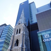 Un clocher devant la façade du CHUM.
