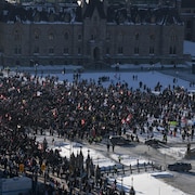 Une foule compacte se rassemble sur la colline du Parlement à Ottawa, le 29 janvier 2022.