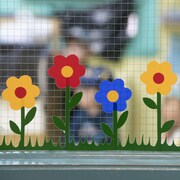La fenêtre d'une garderie avec des décorations de fleurs.
