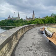 Une vue du parlement canadien depuis le bord de l'eau.