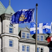 La façade extérieure de l’hôtel de ville de Québec au printemps.