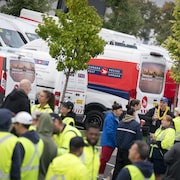 Des gr&eacute;vistes de Postes Canada devant leurs bureaux.