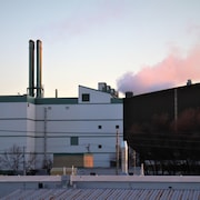 Un bâtiment industriel et ses cheminées.