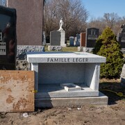 Un monument funéraire vandalisé dans un cimetière. 