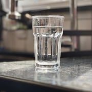 Un verre d'eau sur un comptoir.
