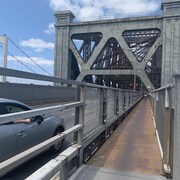 Le chemin piétonnier sur le pont de Québec.