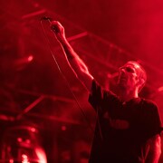 Un chanteur sur une scène.