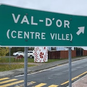 Un panneau routier annonçant la direction à prendre pour atteindre le centre-ville de Val-d'Or.