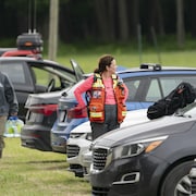 Des bénévoles et des agents de la Sûreté du Québec sillonnent Coteau-du-Lac.
