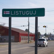 La pancarte annonçant l'entrée sur le territoire mi'gmaw de Listuguj, sur la route 132.