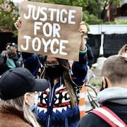 Manifestation contre le racisme systémique à Montréal. On voit une pancarte sur laquelle il est écrit : Justice for Joyce.