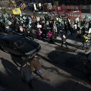 Des manifestants de la FAE et du Front commun marchant dans la rue.