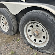 Deux pneus crevés en gros plan.