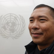 Un homme avec le logo de l'ONU.
