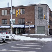 Édifice de trois étage au centre-ville d'Ottawa l'hiver.