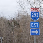 Une pancarte de l'autoroute 20.
