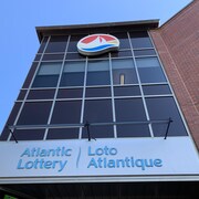L'enseigne de Loto Atlantique au-dessus de l'entrée de l'immeuble.