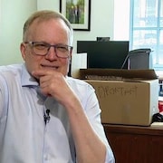 Peter Julian dans un bureau