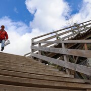 Une personne descend un escalier de bois