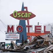 L'enseigne du Motel Oscar avec un tas de débris devant.