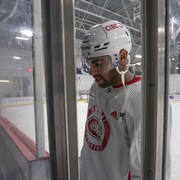 Un joueur de hockey sort de la patinoire après un entraînement.
